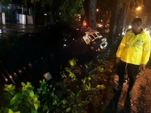 Terlalu Mundur, Mobil Boks Nyemplung Sungai
