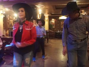 Bukan Hanya Wanita, Laki-laki pun Bisa Ikut Line Dance