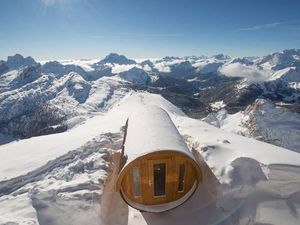 Bukan Main, Ada Sauna di Atas Gunung Es