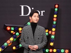 Disebut Mirip Song Joong Ki, Pria China Ini Malah Dipotong Gaji