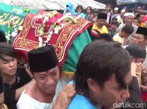 Tiba di Rumah Duka, Jenazah Nelayan Pasuruan Disambut Tangis Kerabat