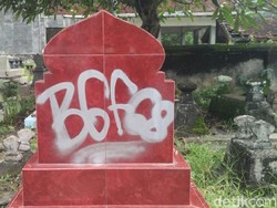 Keterlaluan! Nisan Makam di Yogyakarta Dicorat-coret