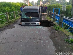 Jembatan Ambrol di Magelang, Mobil Terperosok 2 Penumpang Luka