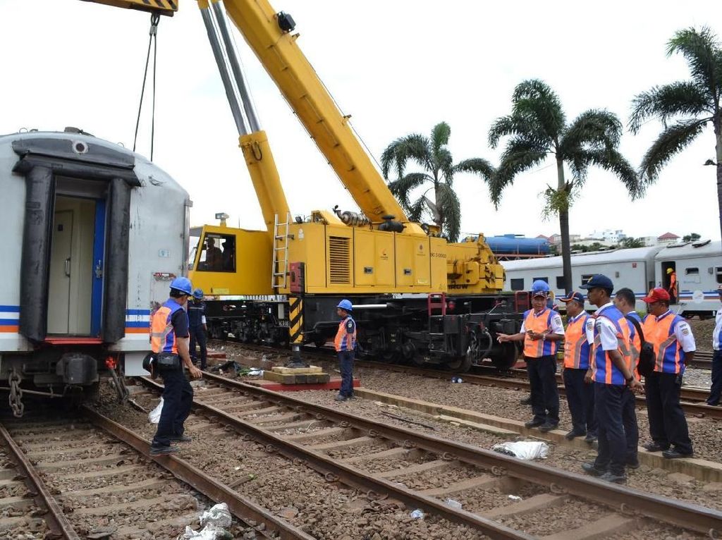 Petugas Berhasil Evakuasi Kereta yang Anjlok di Stasiun Bandung
