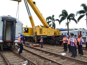 Petugas Berhasil Evakuasi Kereta yang Anjlok di Stasiun Bandung Petugas Berhasil Evakuasi Kereta yang Anjlok di Stasiun Bandung