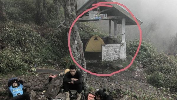 Tenda-tenda di Dalam Pos Pendakian yang Sempat Bikin Heboh