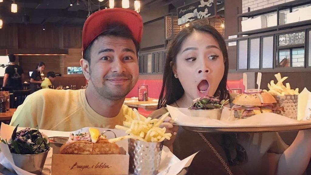 So Sweet! Begini Keseruan Raffi, Gigi dan Rafathar Kalau Lagi Makan Bareng So Sweet! Begini Keseruan Raffi, Gigi dan Rafathar Kalau Lagi Makan Bareng