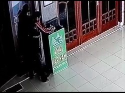 Rekaman CCTV Saat Pencuri Sikat Kotak Amal