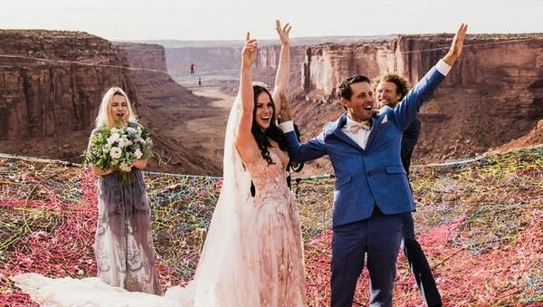 Foto Unik Tapi Ngeri, Pasangan Gelar Pernikahan di Atas Jurang