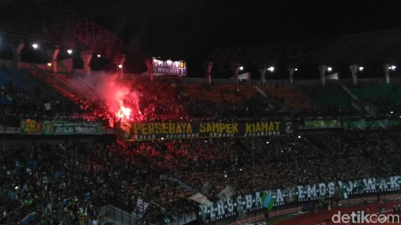 Nyalakan Flare di Stadion, Bonek Diperingatkan Panpel Nyalakan Flare di Stadion, Bonek Diperingatkan Panpel