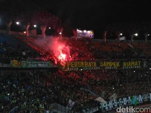 Nyalakan Flare di Stadion, Bonek Diperingatkan Panpel