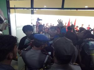 Tolak Impor Beras, Mahasiswa Mengamuk Paksa Masuk DPRD Sulsel Tolak Impor Beras, Mahasiswa Mengamuk Paksa Masuk DPRD Sulsel