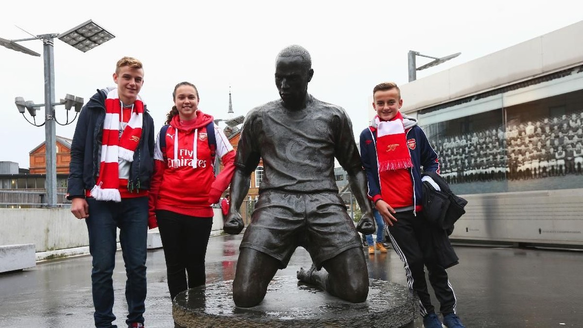 Patung Thierry Henry di depan Emirates Stadium (Matthew Lewis/Getty Images)