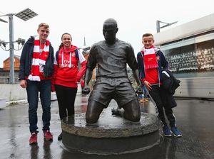 Fans Arsenal Minta Patung Henry di Depan Emirates Dirubuhkan