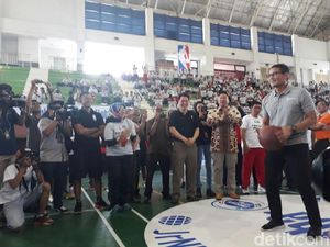 Buka Pelatihan Guru Olahraga, Sandi Unjuk Kebolehan Main Basket