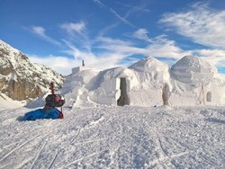 Di Hotel Ini, Kamu Bisa Bangun Gua Es