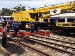 Alat Berat Evakuasi Kereta Anjlok di Stasiun Bandung