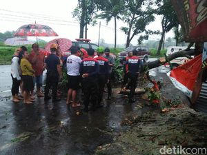 Magelang Diguyur Hujan dan Angin Kencang, Pohon dan Baliho Ambruk Magelang Diguyur Hujan dan Angin Kencang, Pohon dan Baliho Ambruk