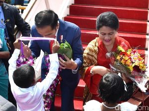 Tiba di Sri Lanka, Jokowi Diberi Daun Sirih dan Dikalungi Bunga