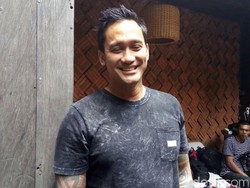 Tora Sudiro Ikut Antre Nonton Guns N Roses