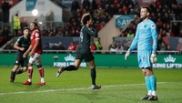 Tampil mendominasi sejak awal, City baru bisa unggul pada menit ke-43 lewat gol Leroy Sane. Foto: Carl Recine/Action Images via Reuters