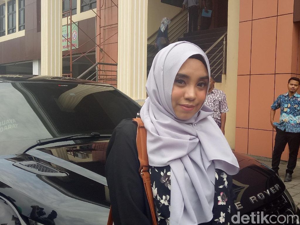 Ditanya soal Mantan Suami, Salmafina Sunan Tertawa dan Bilang Sudah Mati Rasa Ditanya soal Mantan Suami, Salmafina Sunan Tertawa dan Bilang Sudah Mati Rasa