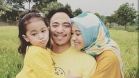 Potret Keluarga Kecil Poppy Bunga yang Harmonis