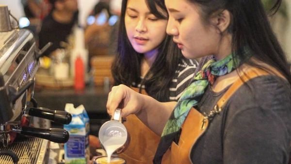 Bikin Melek! 2 Barista Cantik di Jakarta yang Suka Traveling