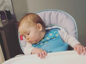 Beginilah Jadinya Saat si Kecil Ngantuk Berat Beginilah Jadinya Saat si Kecil Ngantuk Berat