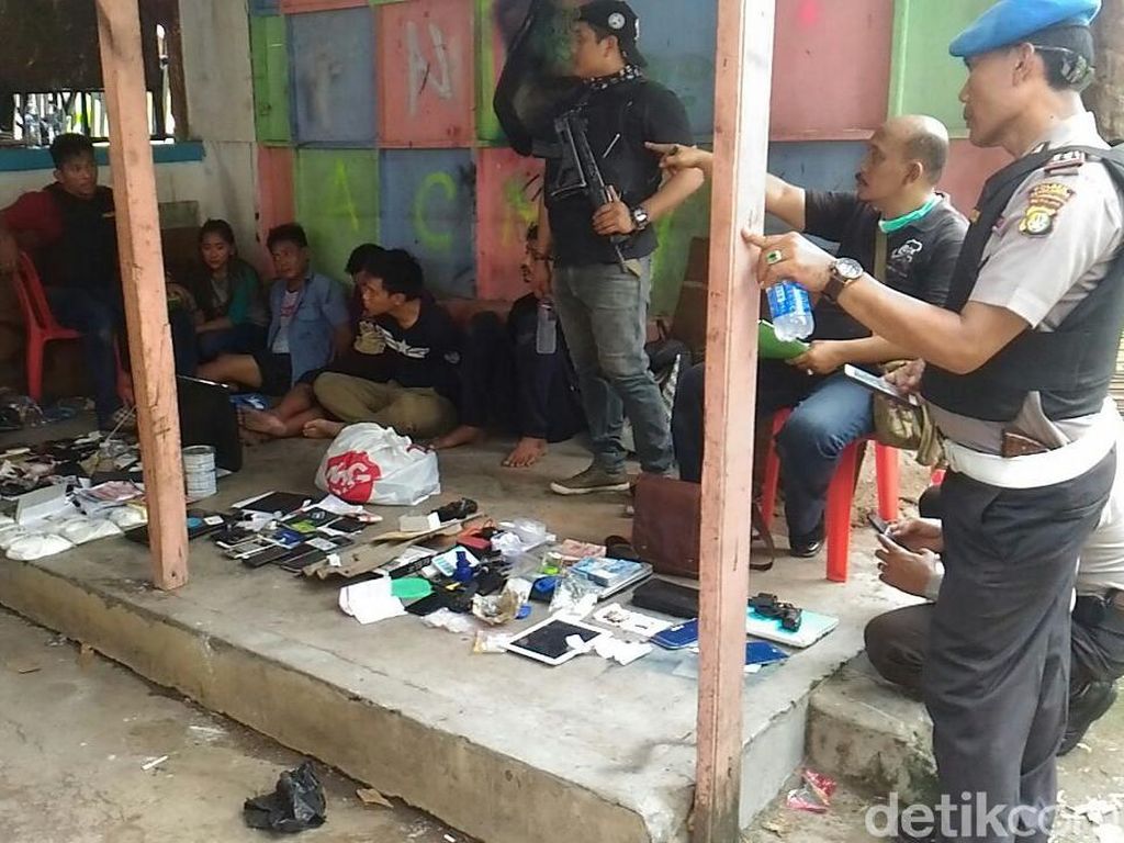 Polisi Minta 1 Tersangka yang Kabur dari Kampung Ambon Serahkan Diri Polisi Minta 1 Tersangka yang Kabur dari Kampung Ambon Serahkan Diri