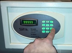 Tips Pakai Brankas Hotel: Coba Tinggalkan 1 Sepatu di Dalamnya