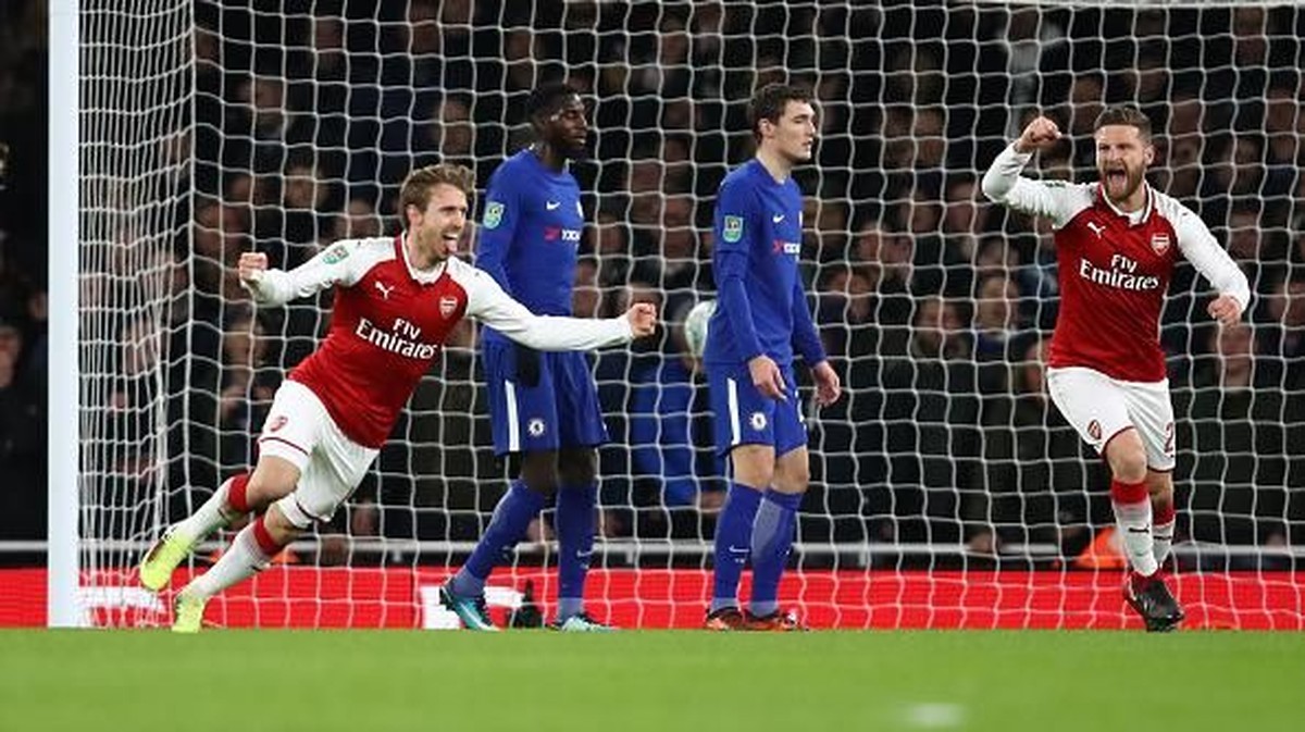 Nacho Monreal (kiri) merayakan gol penyeimbang Arsenal ke gawang Cheslea. (Julian Finney/Getty Images)