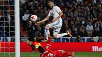 Madrid kemudian menyamakan kedudukan melalui gol Karim Benzema di menit ke-47. Foto: Juan Medina/Reuters