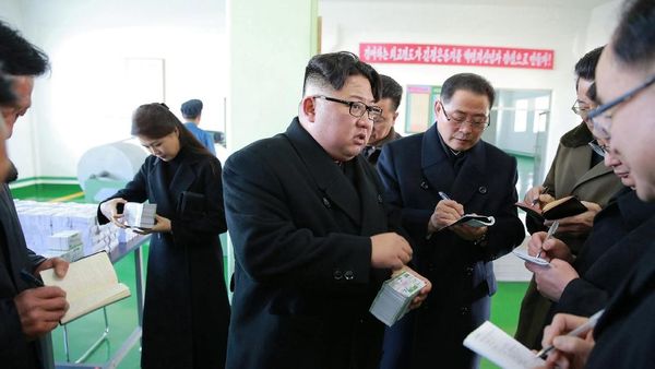 Foto: Gaya Kim Jong Un Saat Kunjungi Pabrik Obat di Pyongyang