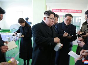 Foto: Gaya Kim Jong Un Saat Kunjungi Pabrik Obat di Pyongyang