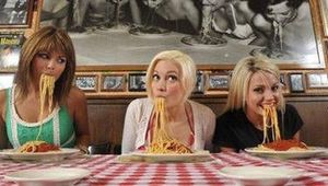 Sluurp! Begini Gaya 7 Selebriti Hollywood Saat Melahap Mie