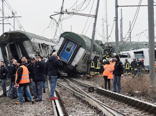 Penampakan Kereta yang Tergelincir di Pinggiran Milan