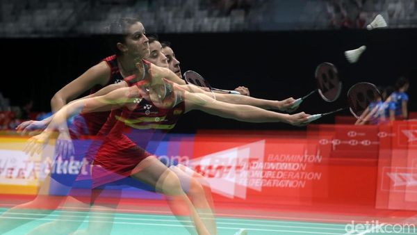 Foto: Aksi Si Cantik Carolina Hempaskan Line Hojmark