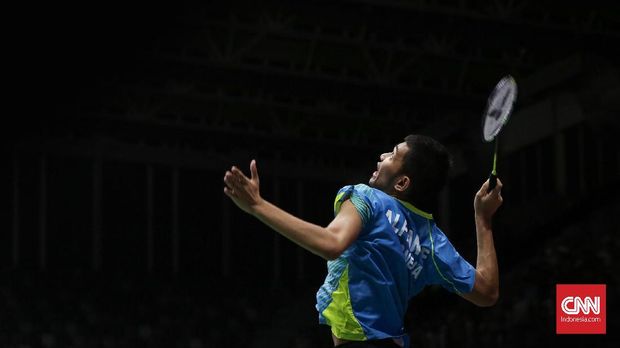 Pebulu tangkis ganda putra Indonesia Fajar Alfian berusaha mengembalikan kok ke ganda putra China Li junhui dan liu yuchen di pertandingan Daihatsu Indonesia Master di Istora Senayan, Jakarta 25 Januari 2018. Dikalahkan  dengan skor 21-15 21-12. (CNN Indonesia/ Hesti Rika)