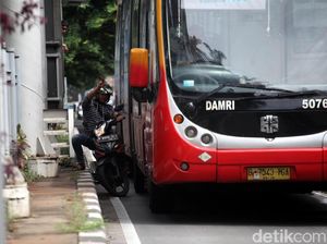 Foto: Hindari Polisi, Pemotor Terjepit Bus TransJ