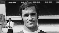 George Graham. Dalam karier bermain, Graham mulai unjuk gigi bersama Chelsea (1964–1966) sebelum kemudian direkrut Arsenal (1966–1972) dan di antaranya meraih titel dobel di liga dan Piala FA pada 1970–71. Ia lalu membela MU pada 1972–1974. (Foto: P. Floyd/Daily Express/Hulton Archive/Getty Images)