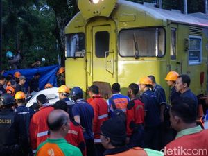 Tabrakan, Mobil Sempat Terjepit di Bawah KA Batara Kresna di Solo