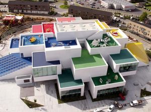 Di Balik Dinding Rumah ini Ada Susunan Lego yang Keren!