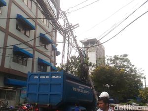 Tiang Listrik di Pasar Blora Miring Akibat Tersangkut Alat Berat