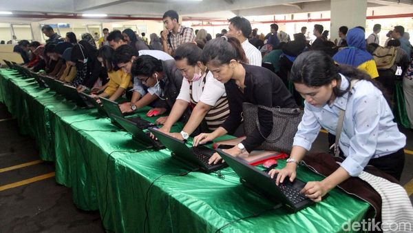 Penampakan Ribuan Pencari Kerja di Akhir Bulan