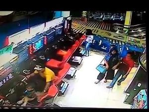 Kawanan Pencuri Tas Pengunjung Mal di Bandung Terekam CCTV Kawanan Pencuri Tas Pengunjung Mal di Bandung Terekam CCTV