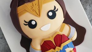10 Kue Berwujud Superhero Bertubuh Mungil Ini Bikin Gemes!