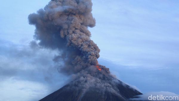 Foto: Lava dan Abu Vulkanik Gunung Mayon