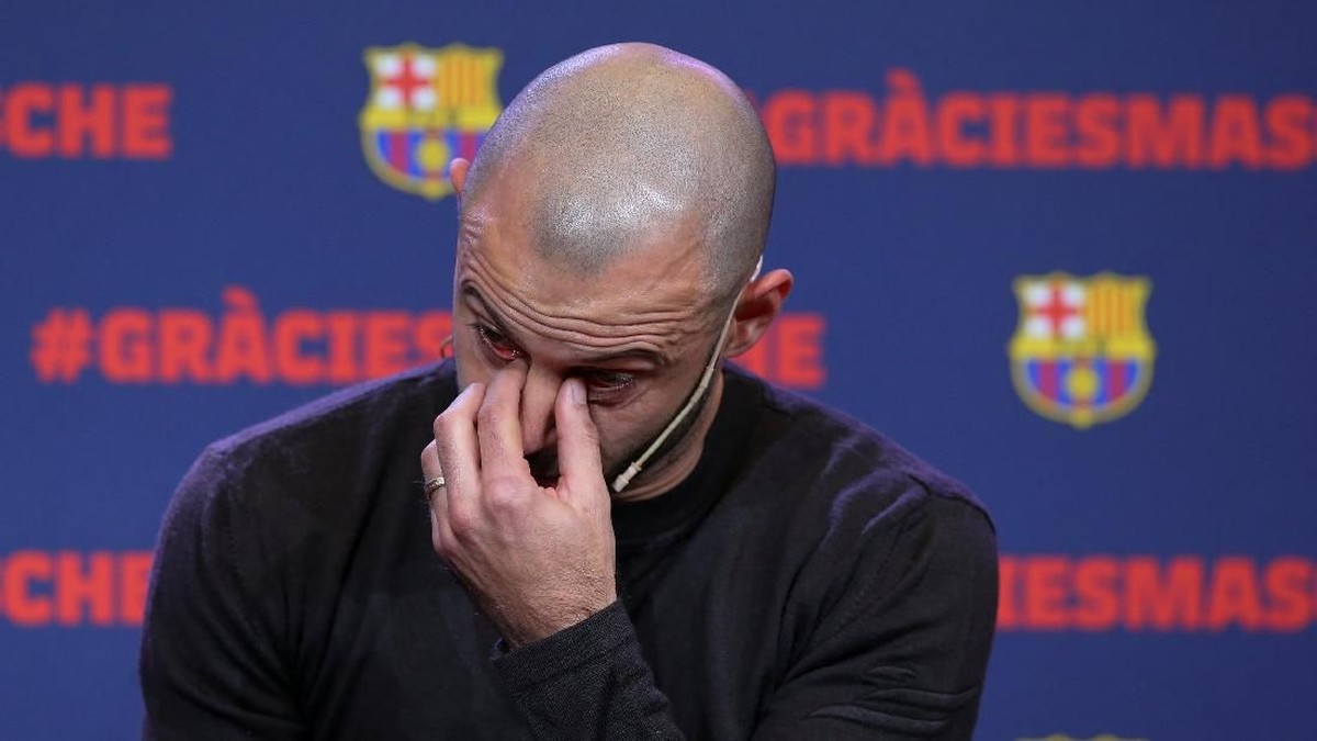 Javier Mascherano emosional dalam acara perpisahan dengan Barcelona. (Foto: Albert Gea/Reuters)