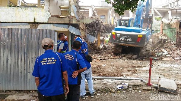 Foto: Detik-detik Eks Pasar Blora Menteng Diratakan